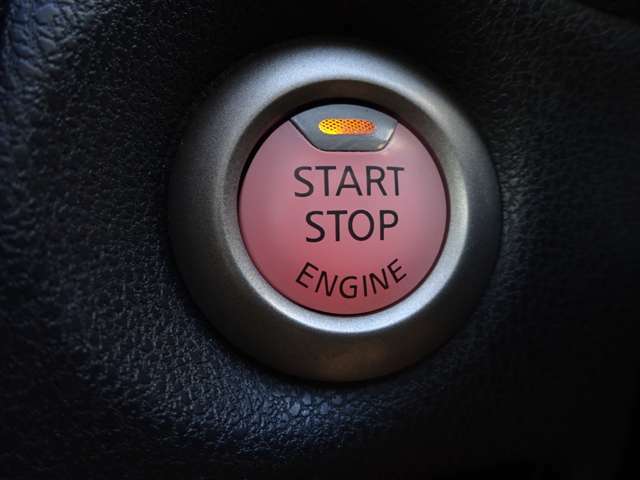 【プッシュスタート】キーが車内にあれば、エンジンの始動・停止はブレーキを踏んでスイッチを押すだけ！キーを取り出す手間を省き、ワンプッシュで操作するので簡単でスムーズ！