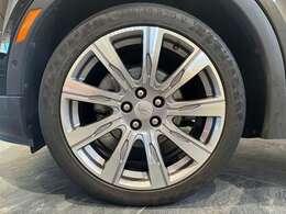 純正の20インチのアルミホイールになります。