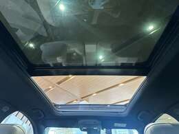 サンシェード付きの電動サンルーフが標準装備のため、快晴日はとくに走行をお楽しみいただけます。