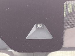 【インテリジェントエマージェンシーブレーキ】フロントカメラで前方の車両や歩行者を検知。衝突しそうな時は衝突被害軽減ブレーキが作動、衝突回避をサポート。より安全にドライブをお楽しみいただけます。