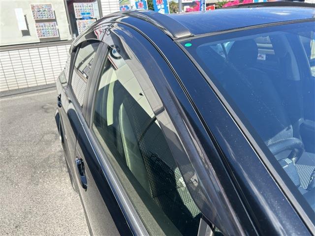 ★ドアバイザー付！雨が降っていても、窓を開ける事ができます。車内の空気を入れ替えたいから少しでも窓を開けたい！と思う時に無いと困ります。以外についてない中古車も多いんですよ♪