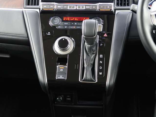 電動パーキング　オートホールド　電子制御式4WD　スポーツモード付きインパネ8速オートマチック　パドルシフト装備　左右独立温度コントロールフルオートエアコン　リヤヒーター・リヤクーラー装備