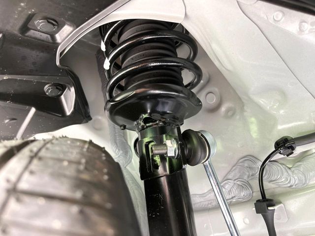 お車を安心してお乗りいただく為には、足回りの定期点検が欠かせません。サービスサポート（有償保証）では無料点検もご提供しており、安心のカーライフをお過ごしいただけるサポート体制が整っています。