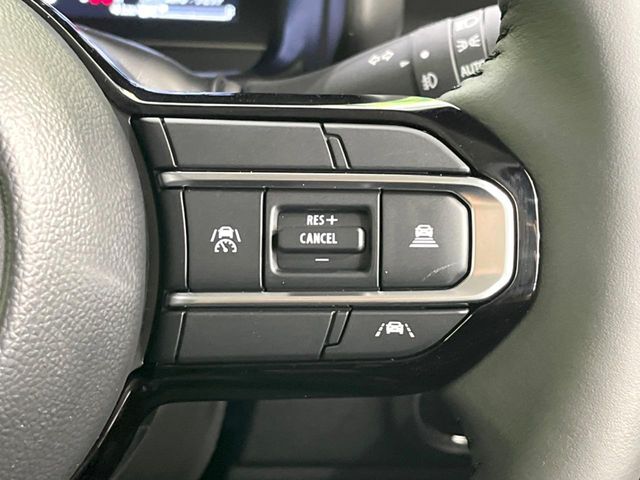 【アダプティブクルーズコントロール】高速道路での長距離走行が楽に！！自動で速度を保つクルーズコントロールが、衝突軽減システムと連携し、前方の車両を感知して車間を保つように速度調節してくれます！！