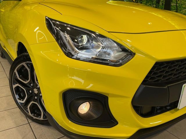 【LEDヘッドライト】悪天候や夜間走行時も良好な視界を確保し安心して運転できる高輝度LEDヘッドライトを装備！点灯速度が早く、消費電力も抑えられています。