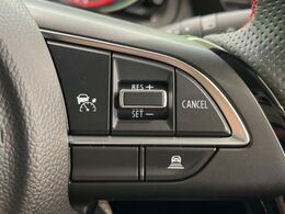 【アダプティブクルーズコントロール】高速道路での長距離走行が楽に！！自動で速度を保つクルーズコントロールが、衝突軽減システムと連携し、前方の車両を感知して車間を保つように速度調節してくれます！！