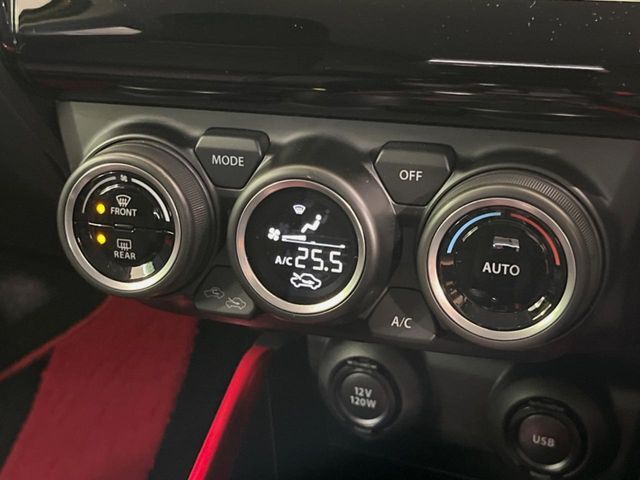 【オートエアコン】一度お好みの温度に設定すれば、車内の温度を検知し風量や温度を自動で調整。暑い…寒い…と何度もスイッチ操作をする必要はありません。快適な車内空間には必須の機能ですね♪