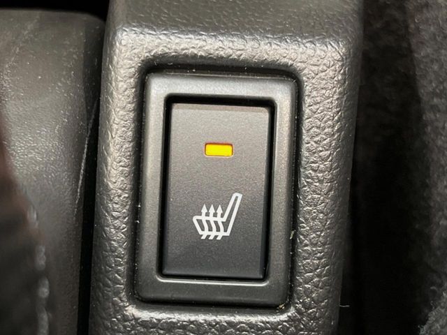 【シートヒーター】寒い日に重宝するシートヒーター！エアコンより早く温まってくれるので寒がりの人も安心ですね♪エアコンの温風は乾燥するから苦手、という方にもをおすすめです。