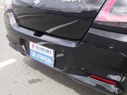 うっかりぶつけてしまう、ということが多いリヤバンパー。リヤバンパーのセンサーでバック駐車時の衝突被害を軽減！「後退時ブレーキサポート」付き車両です♪