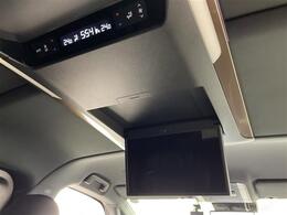 【後席モニター（フリップダウンモニター）】後部座席からも、DVDや映画・ライブ映像など様々な動画が楽しめドライブが退屈しません！※機種によって接続できる映像が異なります。