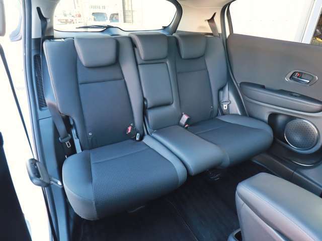 リアシート　汚れの目立たないシート色です！　走行少ないのでシートキレイ車内キレイですよ！　禁煙車です！　タバコ臭無し！　オゾン発生器にて除菌・消臭済！