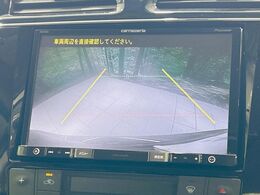 【バックカメラ】駐車時に後方がリアルタイム映像で確認できます。大型商業施設や立体駐車場での駐車時や、夜間のバック時に大活躍！運転スキルに関わらず、今や必須となった装備のひとつです！