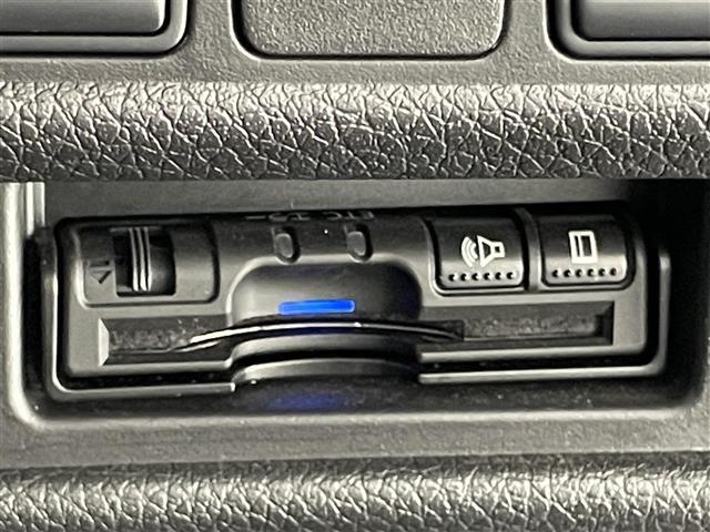 【ETC】有料道路の乗り降り時に停車することなくスマートに乗り入れが可能になったり、割引を受けることができる嬉しい装備です。