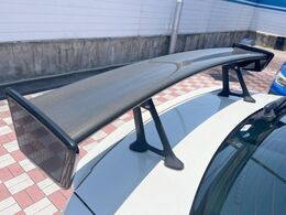 【大型リヤスポイラー】スポーツカーらしさがグッと引き立つ大型リヤスポイラーを装着♪高速走行時のスタビリティ（走行安定性）向上に役立ちます。