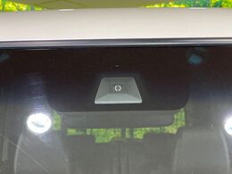 【ホンダセンシング】走行中に前方の車両等を認識し、衝突しそうな時は警報とブレーキで衝突回避と被害軽減をアシスト。より安全にドライブをお楽しみいただけます。