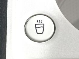 ホットドリンクをちょうど良い温度でキープしてくれる保温機能付きのホッとカップホルダーや、シートの座?と背?を温める運転席/助?席シートヒーターを装備。　体を冷やしたくない?性にうれしい装備を揃え、冬の