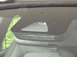 【トヨタセーフティセンス】走行中に前方の車両等を認識し、衝突しそうな時は警報とブレーキで衝突回避と被害軽減をアシスト。より安全にドライブをお楽しみいただけます。