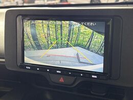 【バックカメラ】駐車時に後方がリアルタイム映像で確認できます。大型商業施設や立体駐車場での駐車時や、夜間のバック時に大活躍！運転スキルに関わらず、今や必須となった装備のひとつです！