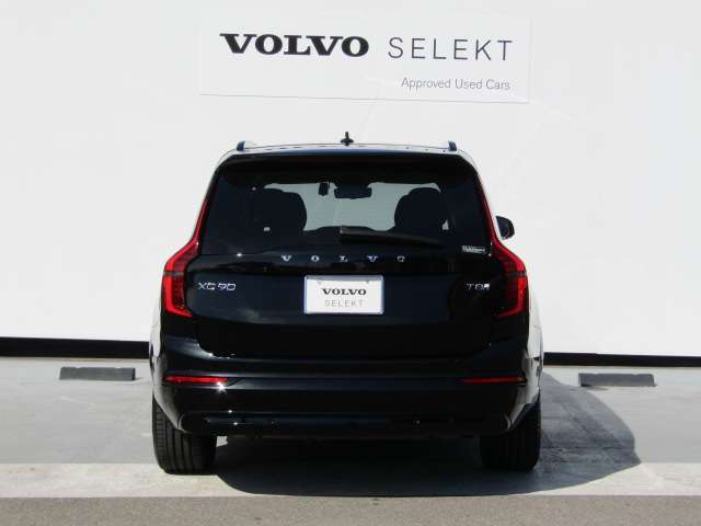 7シーターの新型XC90は、色あせることのない北欧デザイン、スムーズなハンドリング、直感的な操作性を実現した新開発のセンターディスプレイにより、エレガントな雰囲気と乗り味の快適性をさらに強化しました。