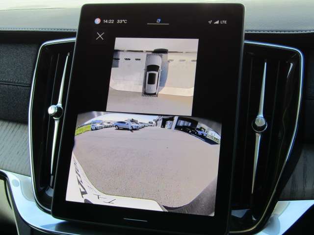 画面分割表示にも対応した360°ビューカメラを搭載したXC90なら、狭い場所での取り回しも安心です。画面を分割することで、俯瞰画像と同時に車両前方または後方の180°広角映像を表示することができます。