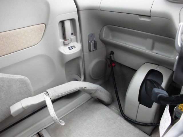 運転席格納後、助手席スペースがご自身の車いすを収納するスペースとなります。シートベルトで固定できます。