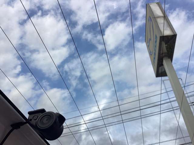 よい空の風景ですね☆なかなかゆっくり空を見上げることも減りましたよね。。忙しい毎日を過ごされている皆様にも空の風景をお届けしたいですね☆ドラレコリアカメラ「.....」