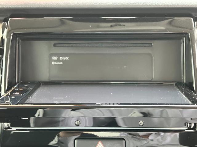液晶ディスプレイ部をチルトするとCD・DVDスロットルがあります！