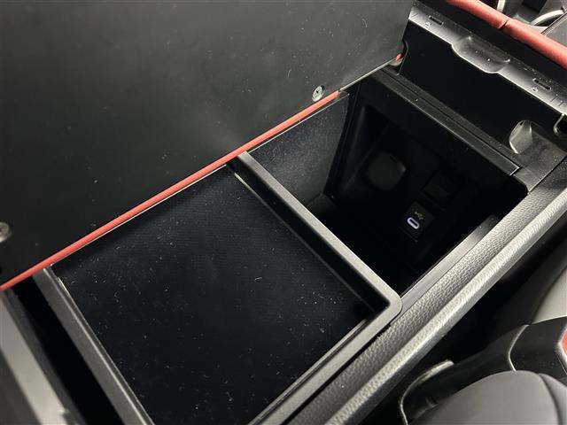 【グローブボックス】車検証ケースや、日頃使う小物類の収納に便利ですね！