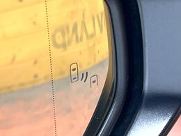 【ブラインドスポットモニター】走行中、ドアミラーの死角になりやすい箇所に後続車が接近するとサイドミラーのレンズに警告を表示！ドライバーに注意喚起をしてくれます。