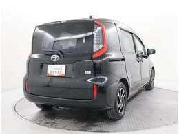 バックカメラが付いているので後方確認が非常にしやすいです。今や運転初心者も熟練者も必須装備！ついていて損はないですね♪