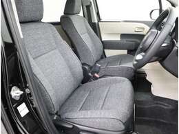 《運転席》目線の位置も高くて運転席からの視界も良好です。シート高さ位置も調整できるので、乗りやすいですね。