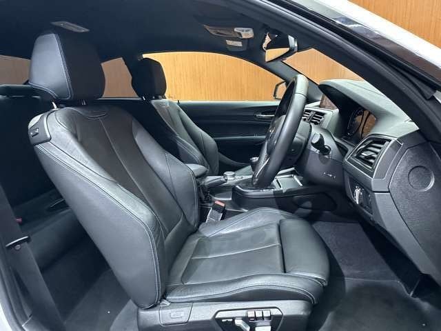 安心してカーライフを始めていただくことが出来るよう、納車前にディーラー整備工場もしくは熟練メカニックが在籍する輸入車専門の整備工場にて点検を行い、必要な整備を実施いたします。