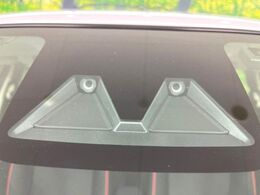 【スマートアシスト】走行中に前方の車両等を認識し、衝突しそうな時は警報とブレーキで衝突回避と被害軽減をアシスト。より安全にドライブをお楽しみいただけます。