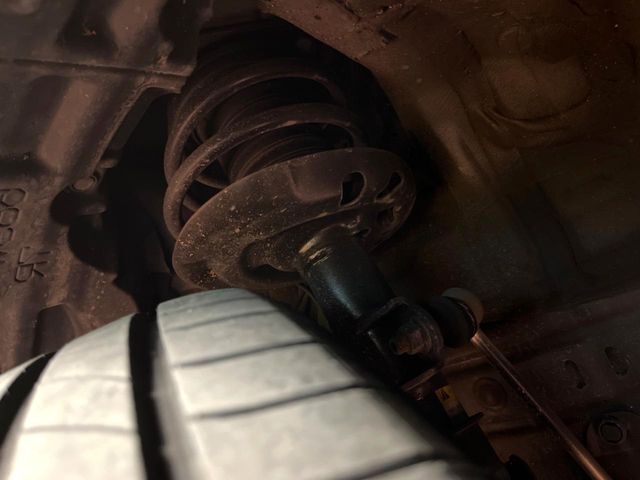 お車を安心してお乗りいただく為には、足回りの定期点検が欠かせません。サービスサポート（有償保証）では無料点検もご提供しており、安心のカーライフをお過ごしいただけるサポート体制が整っています。