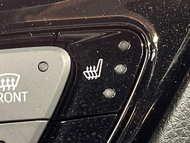 【シートヒーター】寒い日に重宝するシートヒーター！エアコンより早く温まってくれるので寒がりの人も安心ですね♪エアコンの温風は乾燥するから苦手、という方にもをおすすめです。