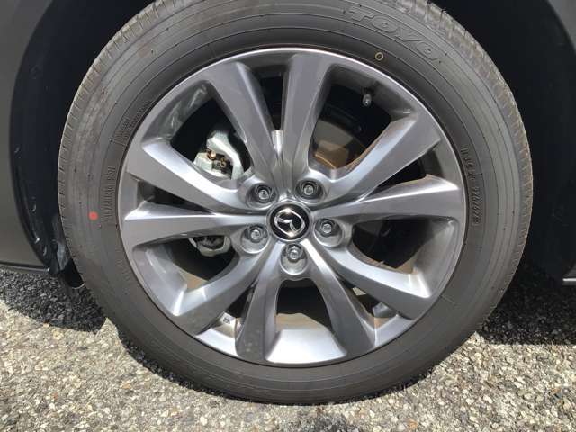 純正アルミで全体的にデザインがまとまっています。車も人も、オシャレはまずは足元からですね。