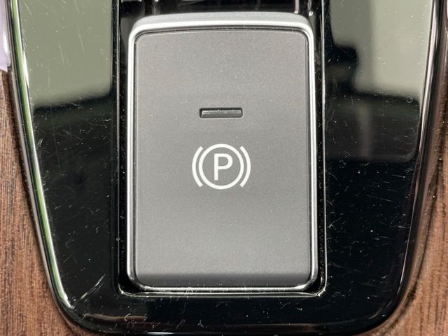 【電動パーキングブレーキ】パーキングブレーキは便利な電動式！ボタン一つで操作でき、アクセルを踏めば自動で解除されます♪レバーやペダルが無いので運転席廻りもすっきりしますね♪