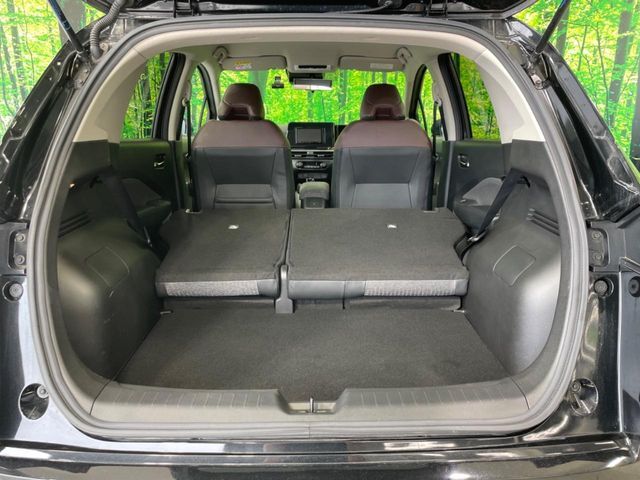 普段のお買い物や通勤、送迎等に十分な荷室スペースを確保しております。セカンドシートを倒すと、大きな荷物の積載も可能です♪
