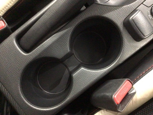 運転席、助手席間にはカップホルダーがあります。