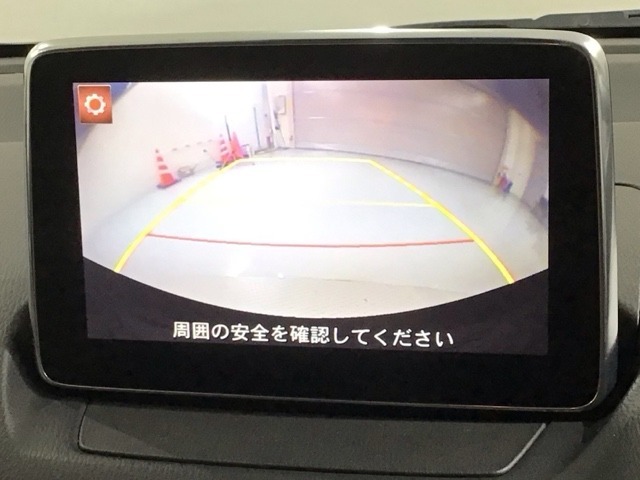 リバースギアに入れるだけで後方の表示へ切り替わります。夜間や雨の日の駐車も楽になりますよ。