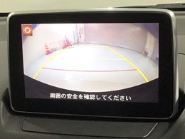 リバースギアに入れるだけで後方の表示へ切り替わります。夜間や雨の日の駐車も楽になりますよ。
