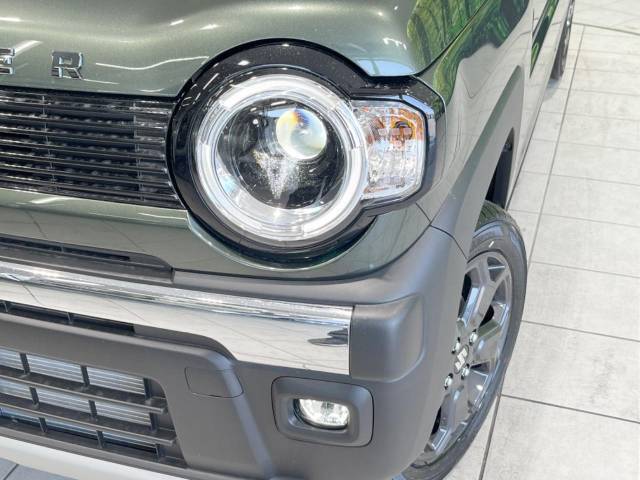 【LEDヘッドライト】悪天候や夜間走行時も良好な視界を確保し安心して運転できる高輝度LEDヘッドライトを装備！点灯速度が早く、消費電力も抑えられています。