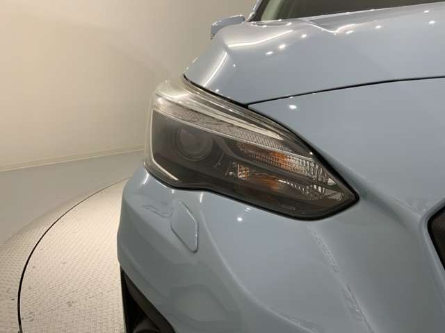LEDヘッドライトは、点灯の瞬間から最大光量を発揮し、突然暗くなるトンネルなどでの安定感を高めます。