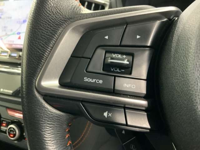 ステアリングにオーディオ操作スイッチが付いています。オーディオ画面に直接タッチしなくても操作が出来ますので、運転に集中できます。