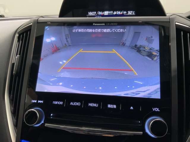 リバースギアに入れるだけで後方の表示へ切り替わります。夜間や雨の日の駐車も楽になりますよ。