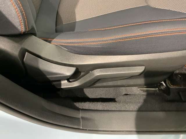 シートハイトアジャスターが付いているので運転姿勢を調整するのに便利ですね。身長に合ったシートポジションは安全運転や疲労軽減にもつながります。
