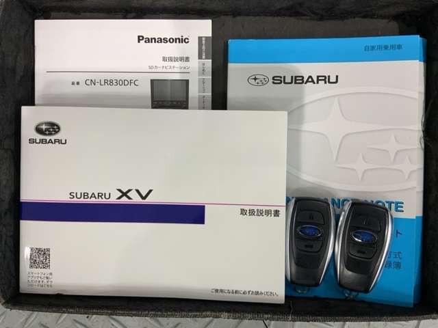 スマートキーは鍵をバッグに入れたままでもドアロックの開閉やエンジンのON・OFFができます。夜間や雨の日も鍵を探さなくて良いので便利です。