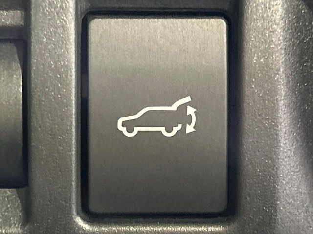 【パワーバックドア】スマートキーや運転席のボタンを押すだけでリアゲートが自動で開閉します！荷物を持っている時や、高い位置にあるバックドアを閉める際に便利な機能です♪
