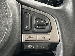 【全車速追従機能付クルーズコントロール】高速道路での長距離走行が楽に！！自動で速度を保つクルーズコントロールが、衝突軽減システムと連携し、前方の車両を感知して車間を保つように速度調節してくれます！！