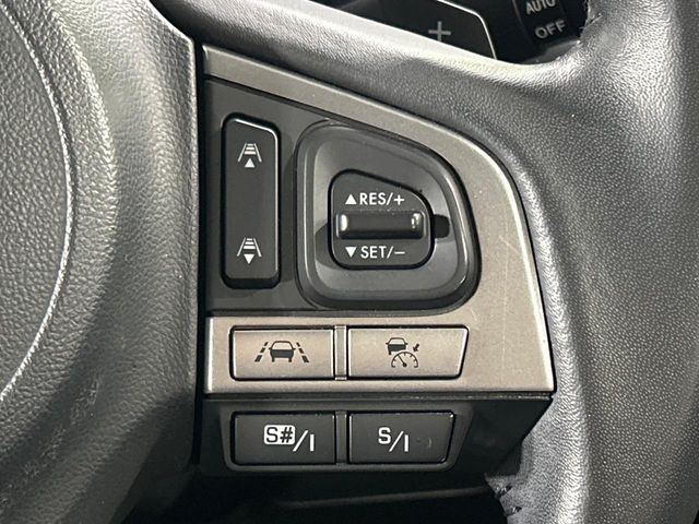 【全車速追従機能付クルーズコントロール】高速道路での長距離走行が楽に！！自動で速度を保つクルーズコントロールが、衝突軽減システムと連携し、前方の車両を感知して車間を保つように速度調節してくれます！！